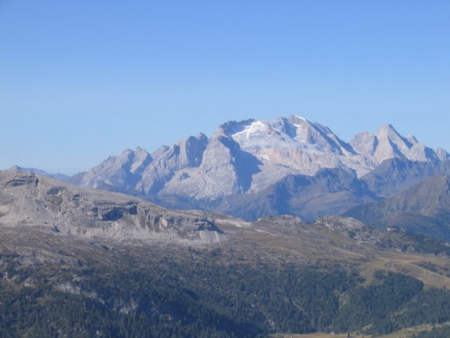 Marmolada (3344 m), najvišji vrh Dolomitov, slikana z grebena Punta Anne