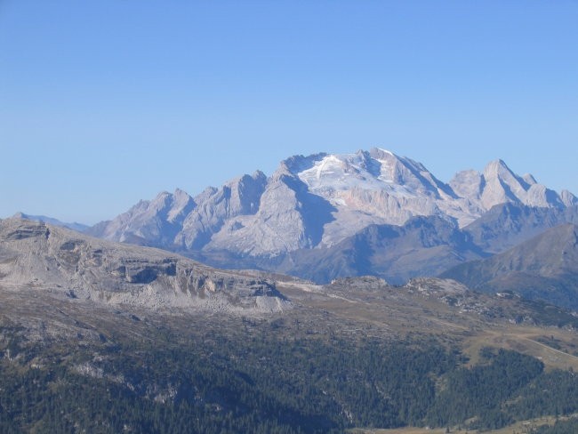 Marmolada (3344 m), najvišji vrh Dolomitov, slikana z grebena Punta Anne