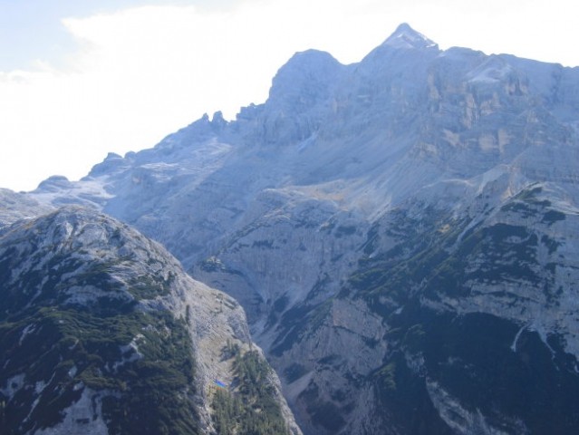 Tofana di Mezzo (3244 m; levo) in Tofana di Dentro (3238 m; desno) z vrha Col Rosà; l