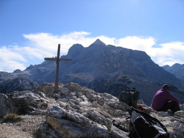 Na vrhu Col Rosà (2166 m), v ozadju Tofana di Mezzo in Tofana di Dentro