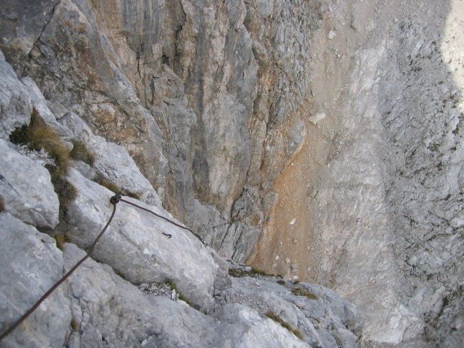 Ferrata z Visoke Ponce proti koči Zacchi se tu pogrezne v globino navpične stene v spodnje