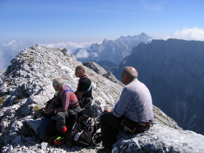 Na vrhu Vevnice; v ozadju Martuljške gore od Špika do Škrlatice ter (spredaj) Mojstrovke