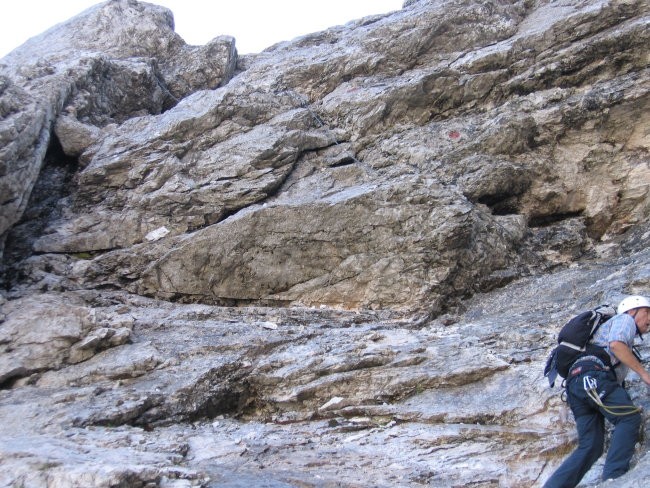 Mokre skale in poškodovana jeklenica so vzrok, da je ta skalni skok zelo zahteven (pot pro