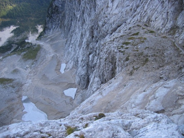 Pogled iz zgornjega dela poti Via della Vita v globino; spodaj je viden vstopni kamin