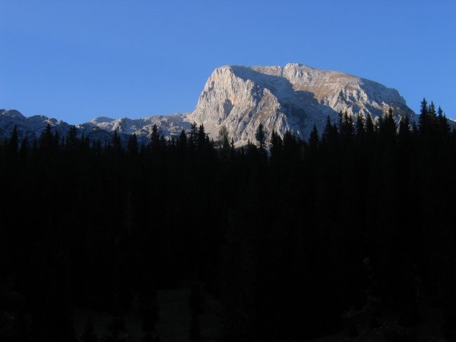 Večerno slovo od Debelega vrha (slikano s poti med planinama Laz in Jezero)