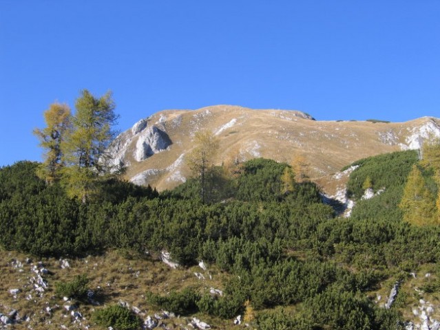 Pogled nazaj proti vrhu Ogradov (med sestopom proti planini Laz)