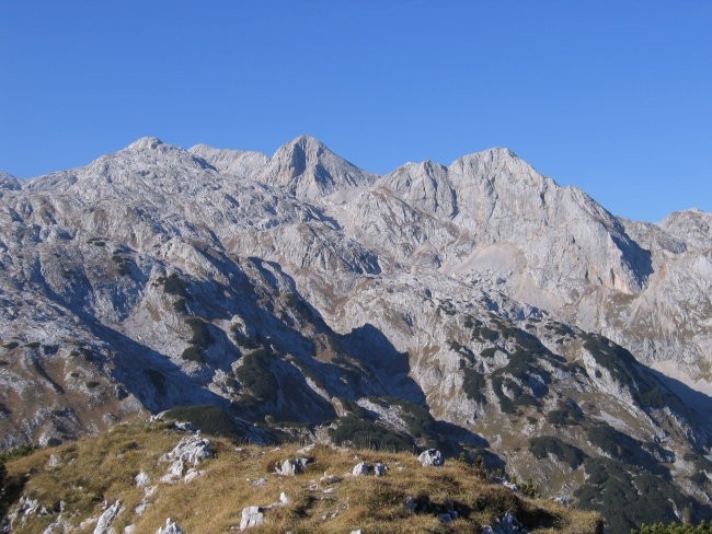 Od leve proti desni: Vrh Hribaric, Kanjavec, Mišeljski Konec in Škednjovec; slikano z Ogra