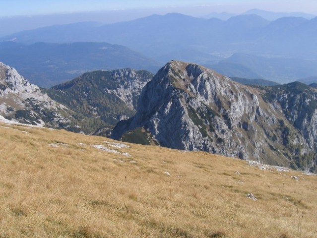 Sestop z Debelega vrha naju je vodil čez prijetne trave; vrh v sredini so Ogradi, kamor sv