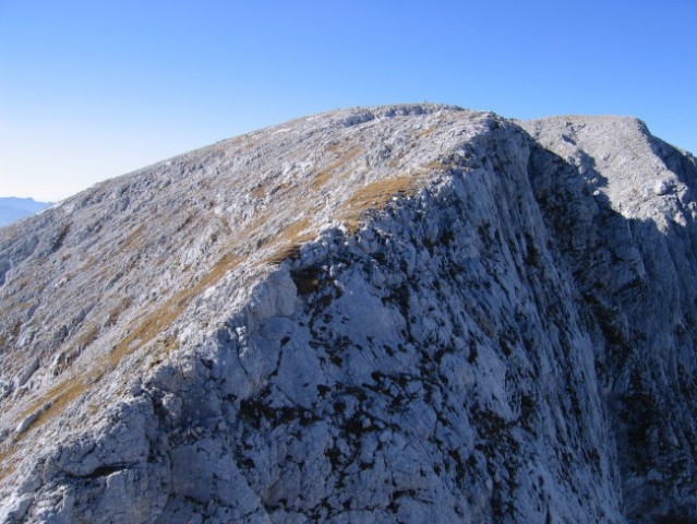 Pogled s predvrha proti glavnemu vrhu Debelega vrha
