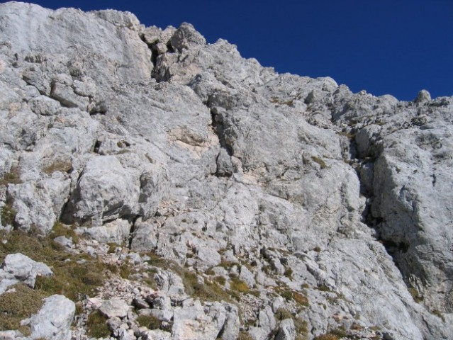 Pogled iz škrbine med predvrhom in glavnim vrhom Debelega vrha na steno, ki jo je treba pr