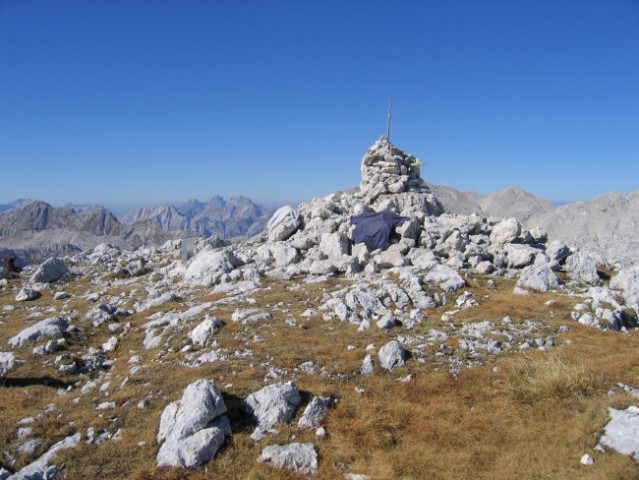 Na vrhu Debelega vrha; levo od možica so vidni Veliko špičje, Bavški Grintavec in Zahodni 