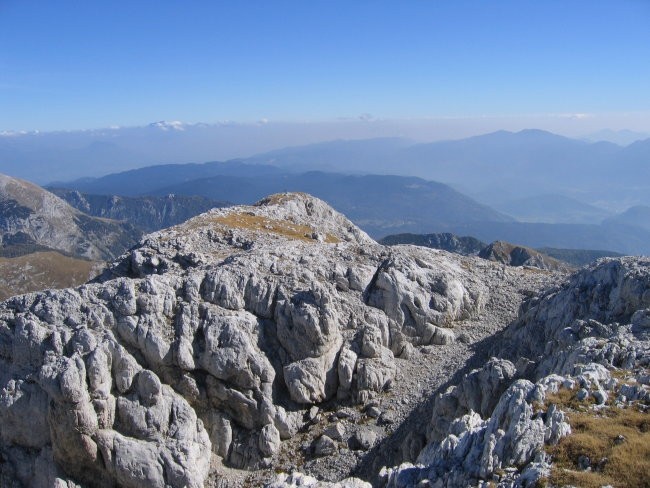 Pogled z Debelega vrha proti predvrhu, ki ga od glavnega vrha loči 