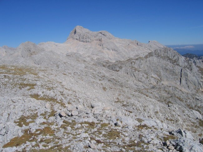 Triglav z Debelega vrha; spredaj desno prepoznamo tudi Škednjovec in Mišelj vrh za njim