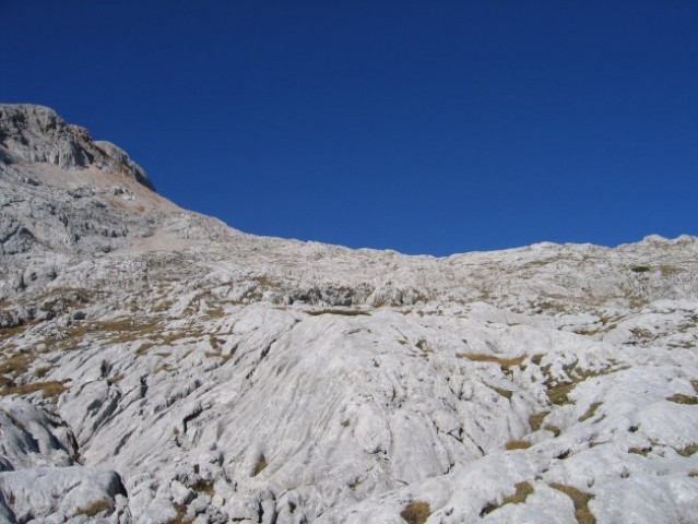 Pogled z Lazovškega prevala v smeri doline Za Debelim vrhom; levo se vidi tudi rdeča grapa