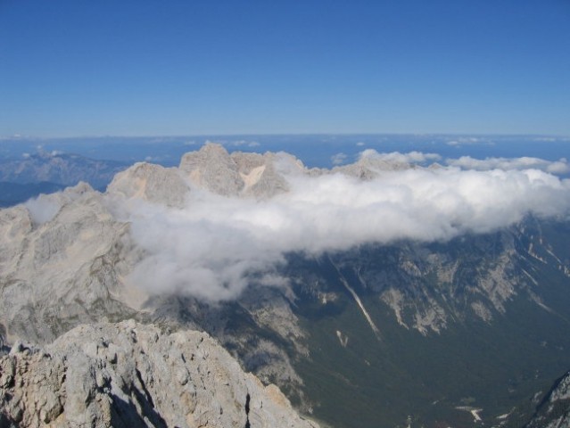 Pogled s Triglava proti vrhovom onstran Vrat: najvišja je Škrlatica, levo od nje Dolkova š
