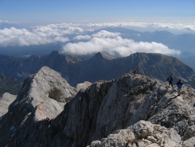 Razgled s Triglava: spredaj greben proti Malemu Triglavu, zadaj greben od Tosca na desni p