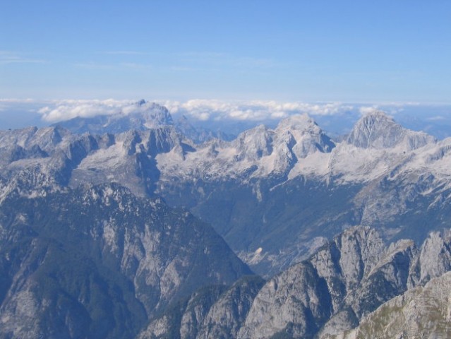 Razgled s Triglava: na levi so Zahodni Julijci (pred njimi greben Pelcev), desno Jalovec i