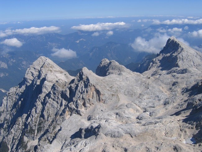Razgled s Triglava: od leve proti desni si sledijo Cmir, Begunjski vrh, Vrbanovi špici in 