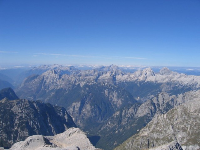 Pogled izpod vrha Triglava proti zahodu: na desni vidimo Mangrt in Jalovec, v sredini so Z