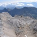 Pogled izpod vrha Triglava proti Planiki; zadaj lepo vidimo Vernar, Tosc, oba Draška vrhov