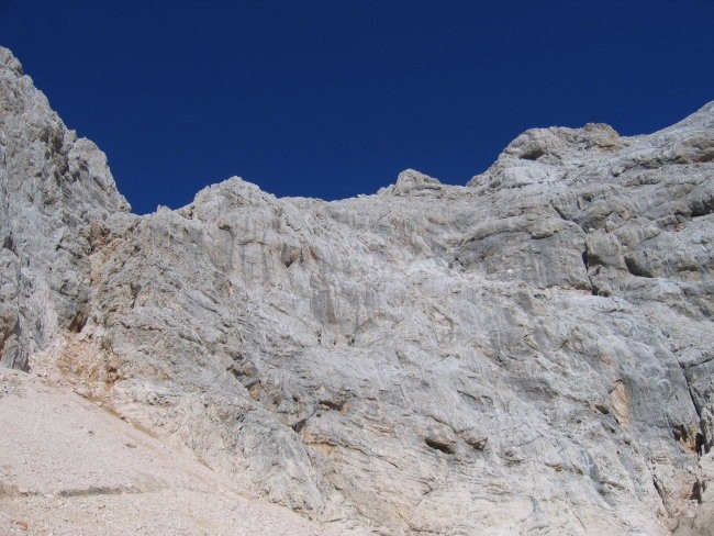 Stena pod Triglavsko škrbino, preko katere pelje pot (le-ta poteka desno od grape, ki pada