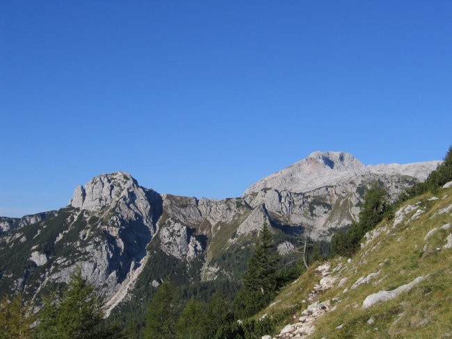 S poti proti Vodnikovemu domu: levo Jezerski Stog, desno Debeli vrh 
