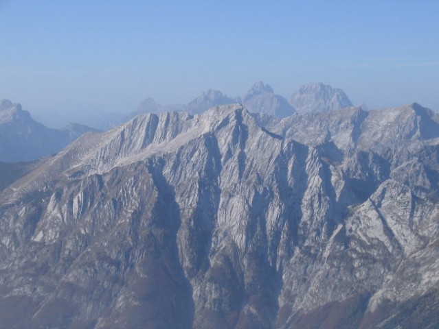 Pogled z Velikega Špičja proti Bavškemu Grintavcu  in Zahodnim Julijcem za njim