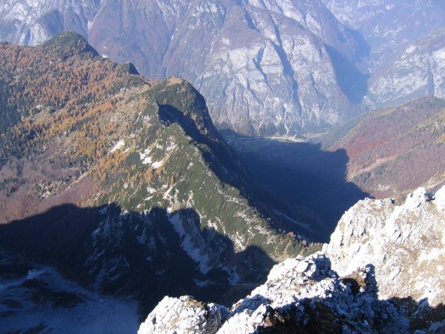 Tam spodaj sva začela... Pogled z vrha proti Trenti; spredaj v soncu greben Plaskega Vršac