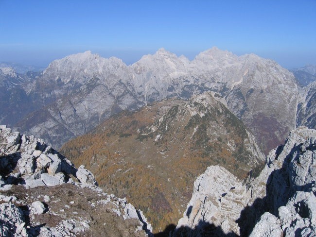 Panorama z vrha Velikega Špičja; izstopajoči vrhovi so (od leve): Prisojnik, Razor in Škrl