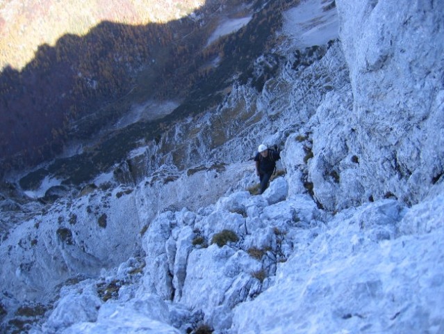 Pogled iz Tumove smeri na Trebiški dol z lovsko kočo
