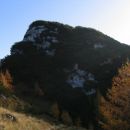 Prvi vrh nad prelazom Čez Drt, kamor sva se prebila naravnost skozi ruševje (strmo in izpo