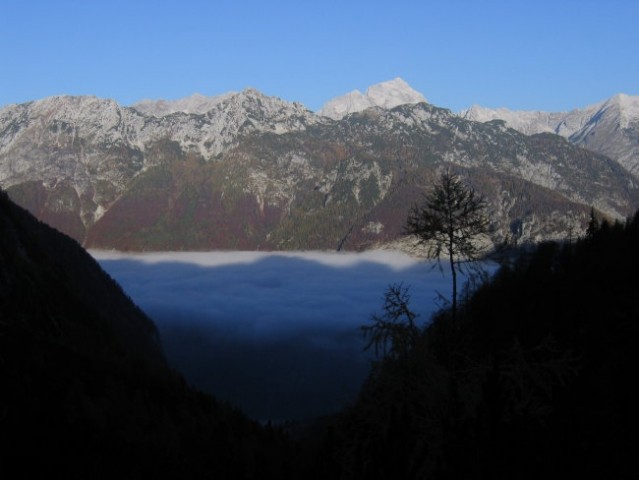 Jutranji pogled proti goram na drugi strani doline: izza grebena Trentskega Pelca in Srebr