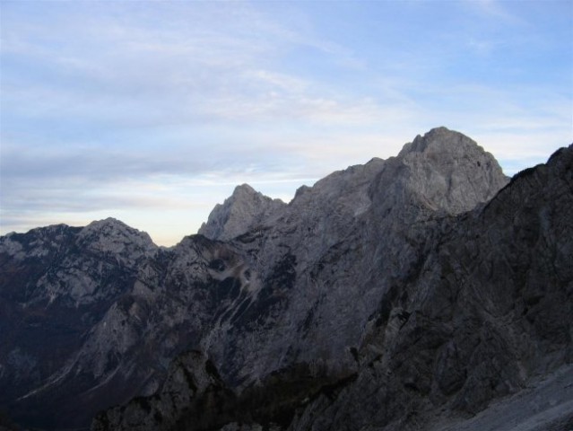 Gore nad Logarsko dolino - od leve proti desni: Krofička, Ojstrica, Planjava
