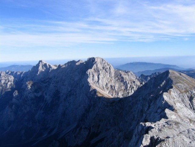 Panorama z vrha proti vzhodu; od leve proti desni: Ojstrica, Planjava, Kamniško sedlo, Bra