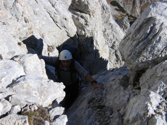 Oče med plezanjem po JV grebenu Dolkove špice