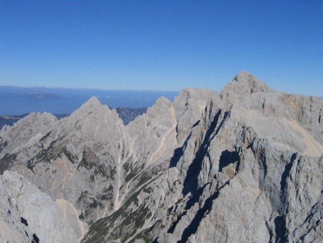 Še ena panorama v smeri martuljških gora; od leve proti desni izstopajo Frdamane police, Š