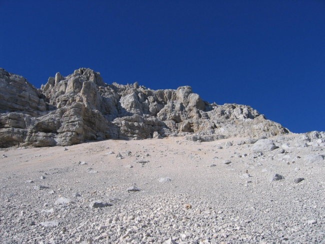 Pogled navzgor po melišču, ki ga moramo 