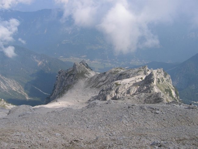 Pogled nazaj proti dolini, vrhu Na Pečeh, Zgornjemu Kotlu in grebenu, po katerem poteka pr