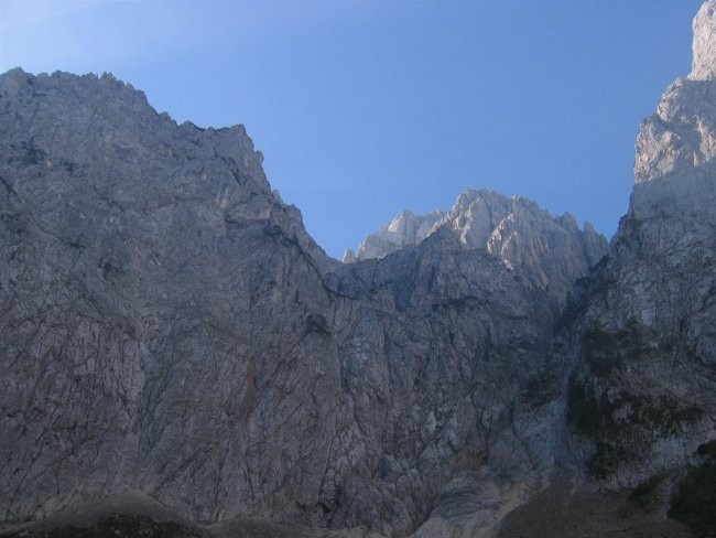 Osončeni Ponci iz krnice Pod Srcem; levo visoka stena vrha Na Pečeh