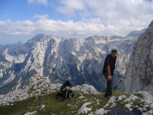 Na Kuclju (v ozadju lepo vidimo Cmir, Rjavino in Luknjo peč)