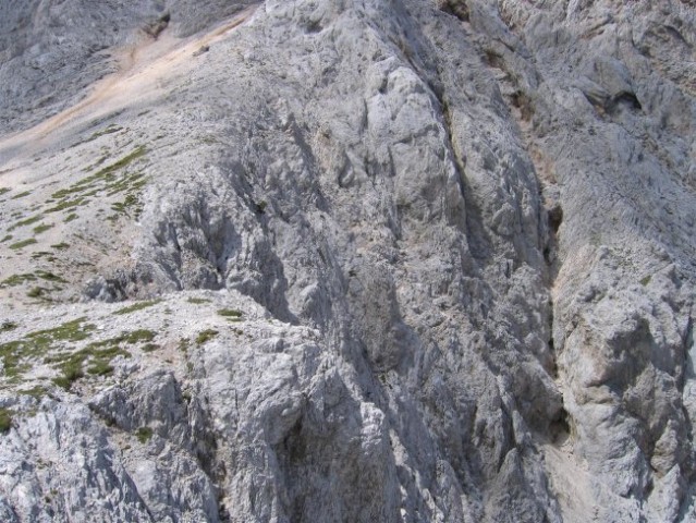 Zgornji del prehoda iz Martuljka na Grlo (melišče desno spodaj pomeni veliko teraso sredi 