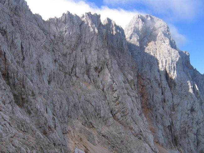 Škrlatica (na desni) in nazobčan greben med njo in Visokim Rokavom (slikano iz zatrepa Vel