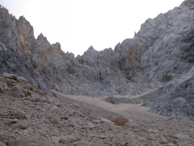Pogled z melišč Velike Dnine proti steni, preko katere moramo splezati na greben