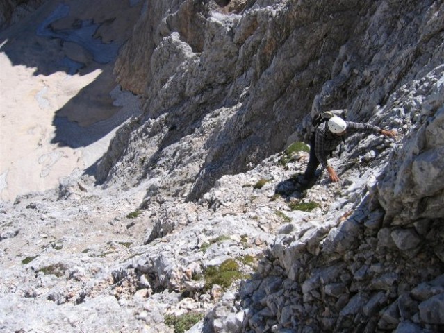 V akciji v zgornjem delu stene, malo pod plitvim žlebom ob omenjenem skalnem izrastku