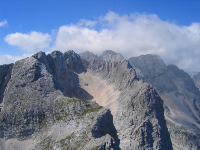 Pogled proti Amfiteatru, ki ga obkrožajo Škrnatarica, Dovški križ in Široka peč; v ozadju 