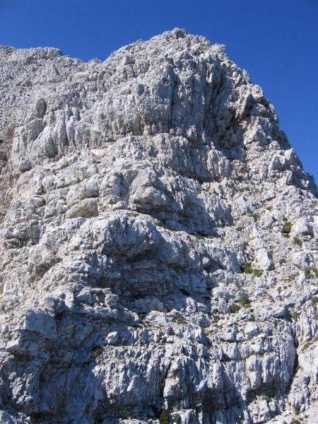 Najtežji del grebena (spodaj plezamo po desni, pod vršnim delom pa prečimo po polici v lev