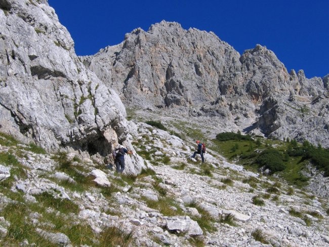 Na začetku Kukovih prodov, zadaj Vrh nad Mužici