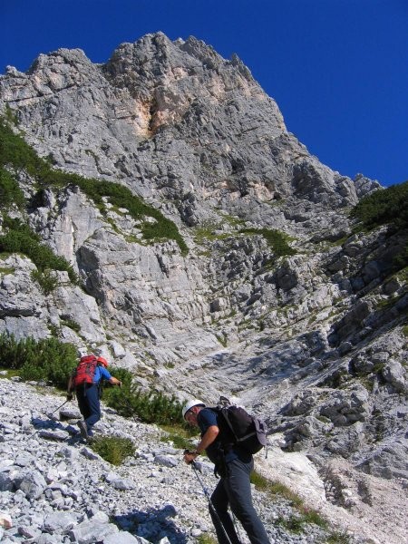 Zgornji del žleba, ki nas povede desno na gredo pod strmim začetkom JV grebena Kukove špic