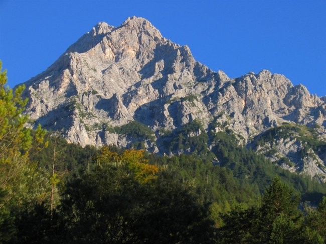 Jutranji pogled na Kukovo špico iz Vrat; greda, po kateri pridemo na Kukove prode, je desn