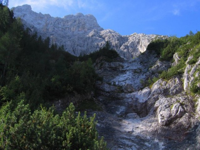 Veličasten ambient pod Kukovo špico (še vedno v grapi desno od skalnate glave)